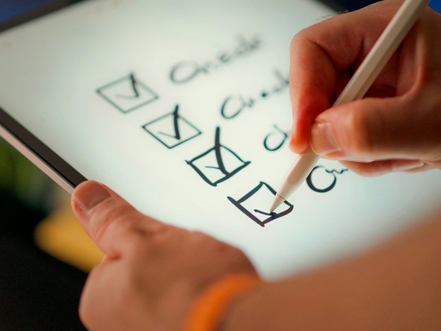 Eine Hand hakt Punkte auf einer Checkliste ab